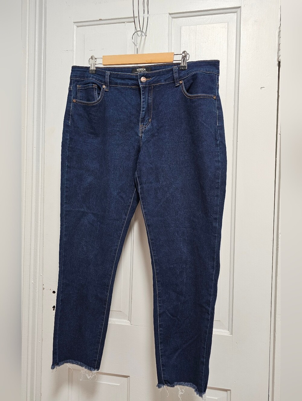Toxica Jeans Women's Cropped Frayed With Stretch